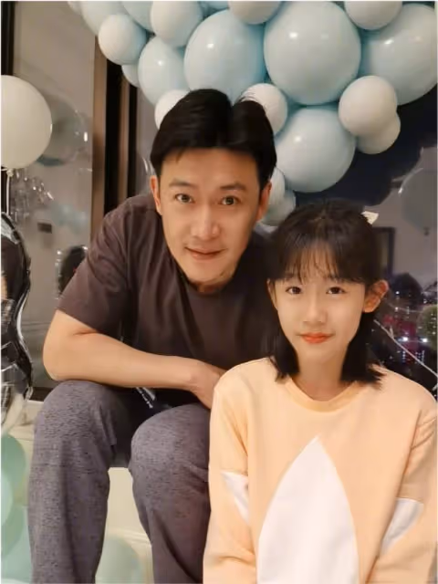 陸毅大女兒貝兒顏值真高!穿家居服自帶超模範,大長腿藏都藏不住