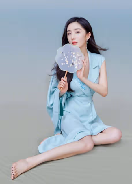 被楊冪「國風」造型美到啦！穿西裝裙演繹女俠范，氣質徹底開了掛