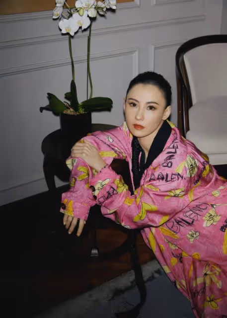 張柏芝有顏就任性!穿印花「睡裙」竟然不土氣,扎一米辮子太吸睛