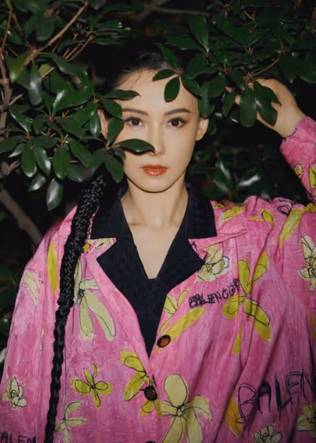 張柏芝有顏就任性!穿印花「睡裙」竟然不土氣,扎一米辮子太吸睛