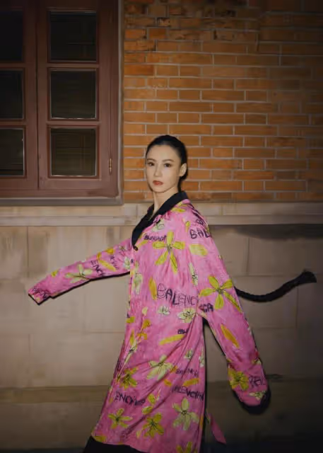 張柏芝有顏就任性！穿印花「睡裙」竟然不土氣，扎一米辮子太吸睛