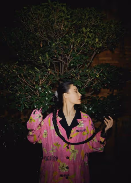 張柏芝有顏就任性！穿印花「睡裙」竟然不土氣，扎一米辮子太吸睛