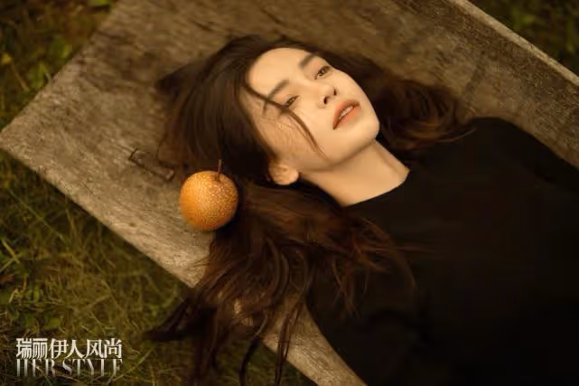 Baby今年發力太猛了！穿背帶褲像大學生，顏值依舊是巔峰狀態