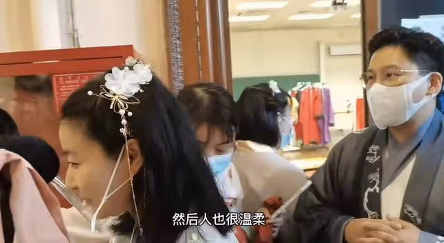 郭晶晶漢服造型太亮眼！丫鬟裝穿出大家閨秀范，站C位比老公搶鏡