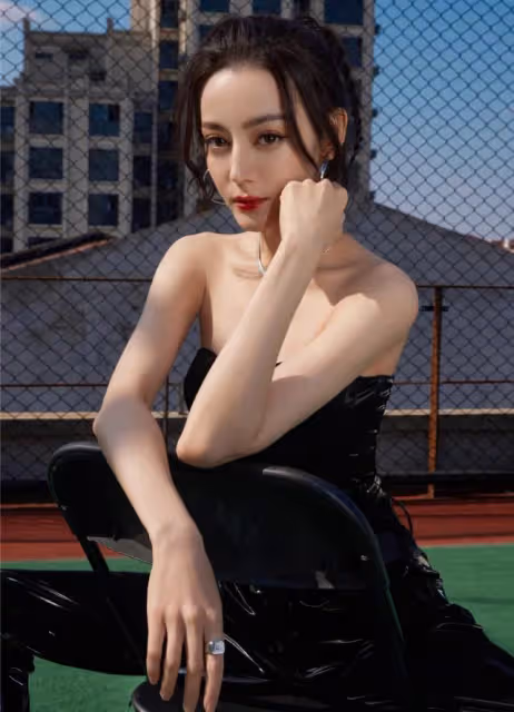 迪麗熱巴不愧是顏霸!穿全黑look不顯老氣,超模身材真惹人羨慕