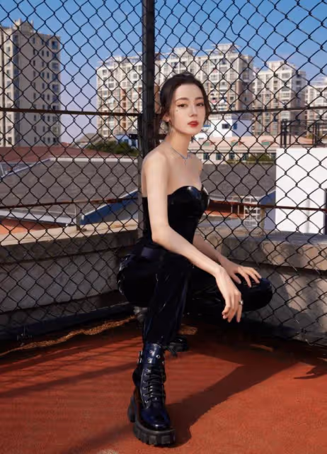迪麗熱巴不愧是顏霸!穿全黑look不顯老氣,超模身材真惹人羨慕