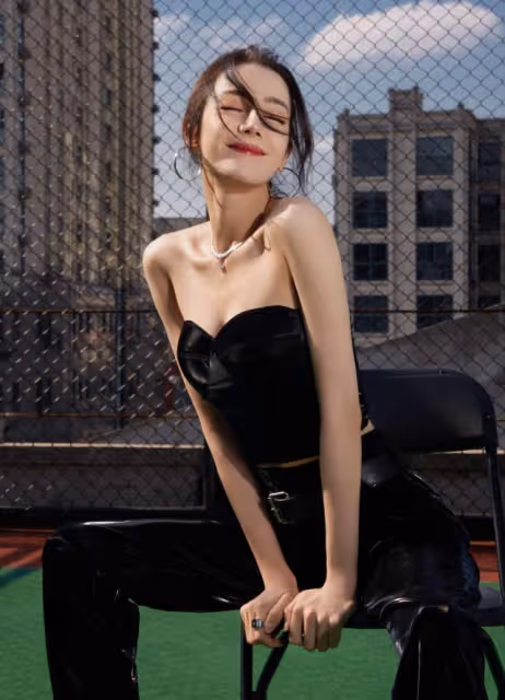 迪麗熱巴不愧是顏霸!穿全黑look不顯老氣,超模身材真惹人羨慕
