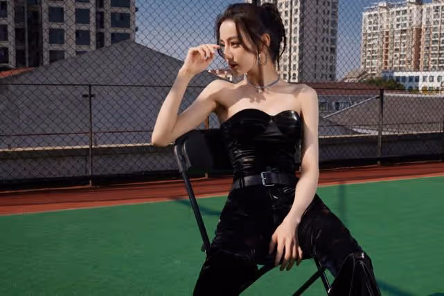 迪麗熱巴不愧是顏霸!穿全黑look不顯老氣,超模身材真惹人羨慕