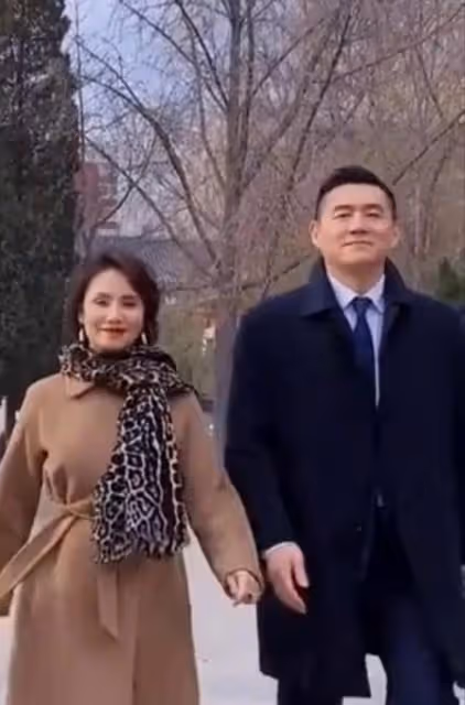 63歲徐俐久違亮相!穿大衣走秀氣場比朱迅都強大,氣質太優雅了
