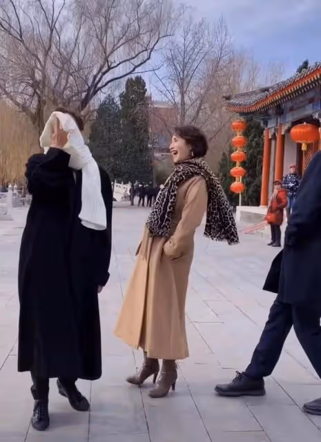 63歲徐俐久違亮相！穿大衣走秀氣場比朱迅都強大，氣質太優雅了