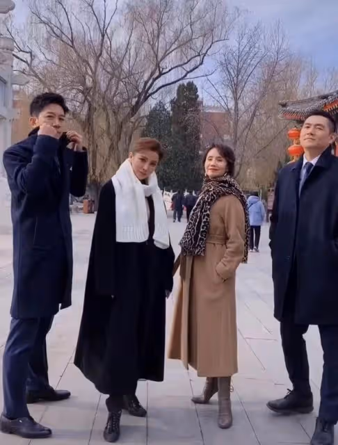 63歲徐俐久違亮相！穿大衣走秀氣場比朱迅都強大，氣質太優雅了