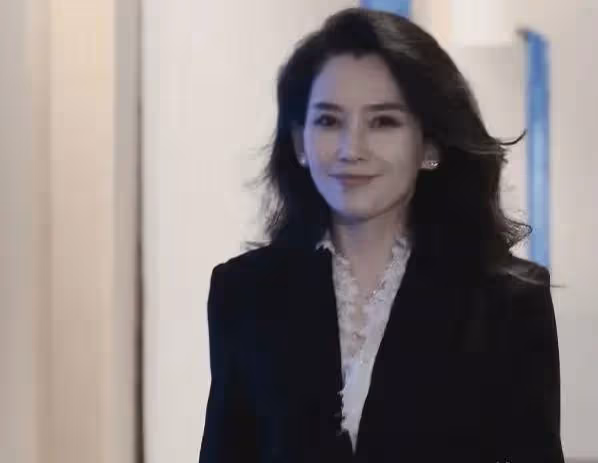 汪峰和新女友牽手逛街，高調公開戀情，兩人當眾十指緊扣，很恩愛