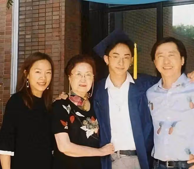 庾澄慶伊能靜哈利一家三口國外罕合體，父子地鐵上搞怪感情真好！