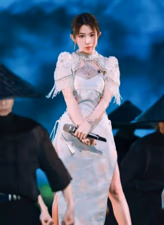郭書瑤《浪姐5》高衩旗袍亮相！自拍照泄「深溝事業線」　涌萬人朝聖