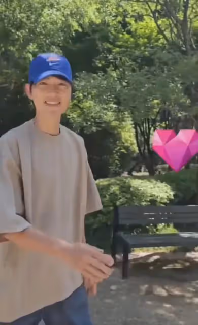 宋仲基一家逛公園，幫妻兒擋鏡頭滿臉溫柔，凱蒂牽著狗貴氣優雅！
