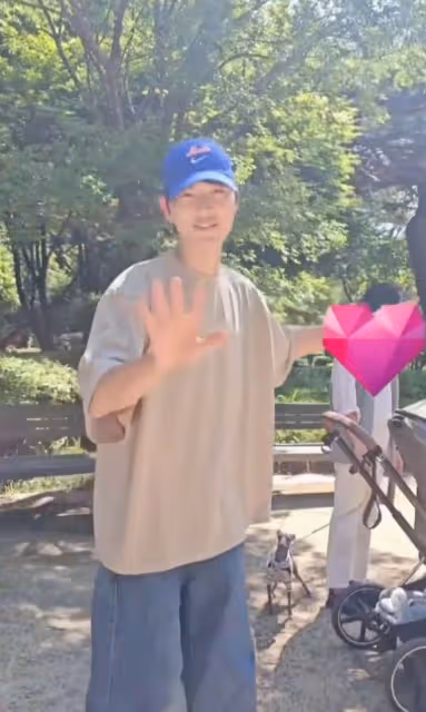宋仲基一家逛公園，幫妻兒擋鏡頭滿臉溫柔，凱蒂牽著狗貴氣優雅！