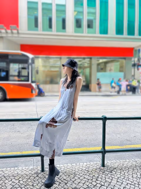 迪麗熱巴藍髮、唇環當起AI女友　私服穿搭卻超清純小資女也愛