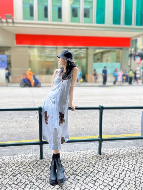 迪麗熱巴藍髮、唇環當起AI女友　私服穿搭卻超清純小資女也愛