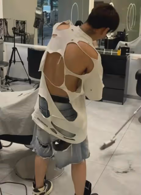 理髮師衣服「成絲」全身是洞,身材全暴露顧客剛想笑,查價笑噴人