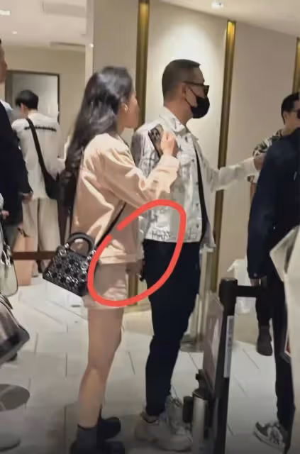 汪峰帶李巧見家長，女方背5.5w包包，全程緊牽女方手或再次領證！