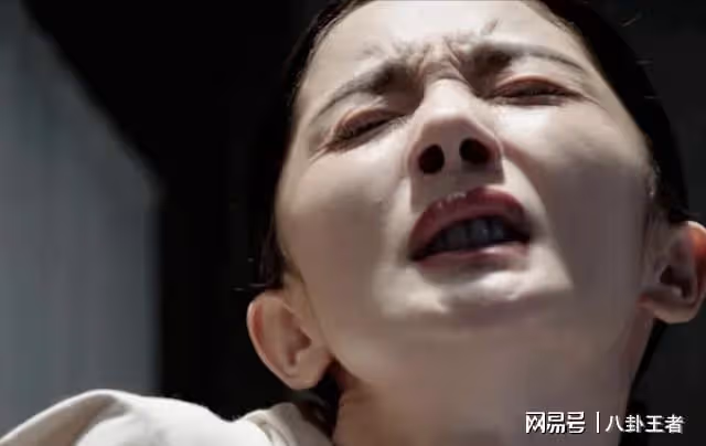 可憐秦昊怎麼演得下去!楊冪吃戲吃到青筋暴起,半張臉都扭曲變形