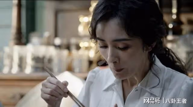 可憐秦昊怎麼演得下去!楊冪吃戲吃到青筋暴起,半張臉都扭曲變形