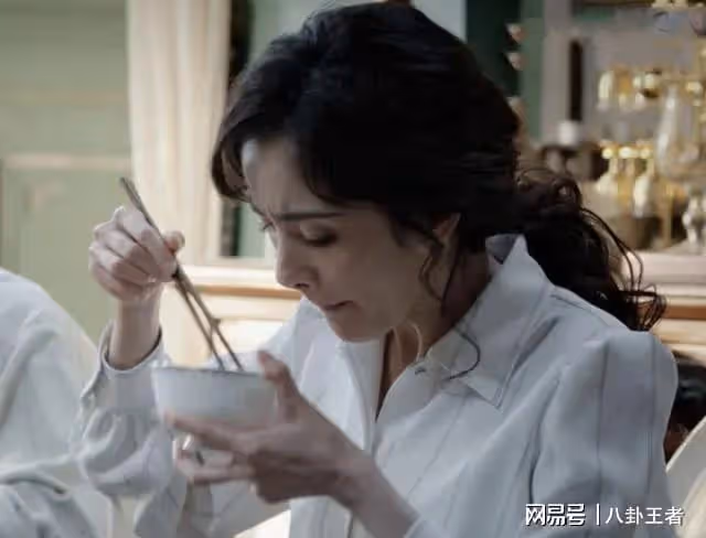 可憐秦昊怎麼演得下去!楊冪吃戲吃到青筋暴起,半張臉都扭曲變形