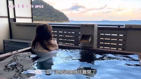 《愛回家》女演員穿性感泳衣泡溫泉,孝順女帶媽媽旅行找巨星朝聖