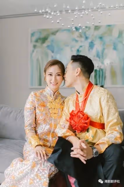 TVB港姐嫁圈外男友升級做人妻,雙手戴滿金器,婚禮唱歌狂走調