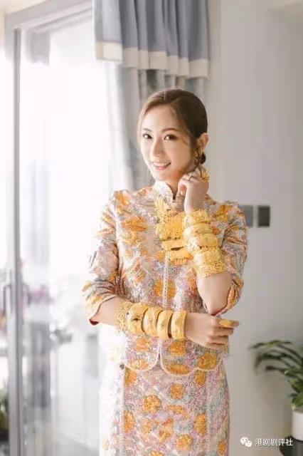 TVB港姐嫁圈外男友升級做人妻,雙手戴滿金器,婚禮唱歌狂走調