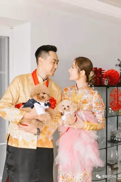 TVB港姐嫁圈外男友升級做人妻,雙手戴滿金器,婚禮唱歌狂走調