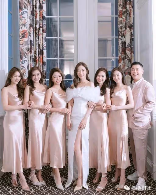 TVB港姐嫁圈外男友升級做人妻,雙手戴滿金器,婚禮唱歌狂走調
