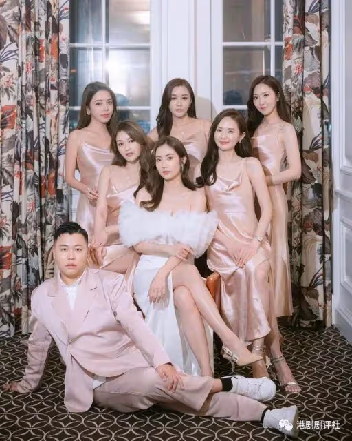 TVB港姐嫁圈外男友升級做人妻,雙手戴滿金器,婚禮唱歌狂走調