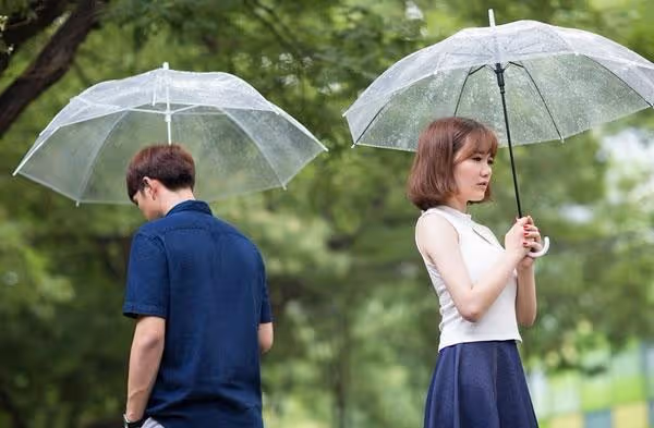 離婚吧,你給不了我想要的生活,一年後跪求原諒,老公:我結婚了