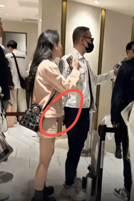 超甜!汪峰帶新女友家庭聚餐,兩人十指緊扣不避嫌,無視外界目光