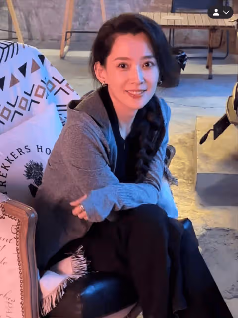 超甜!汪峰帶新女友家庭聚餐,兩人十指緊扣不避嫌,無視外界目光