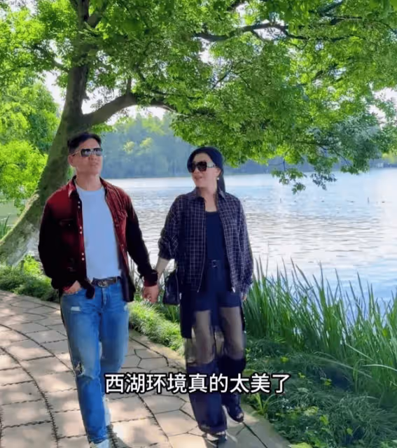 呂良偉攜妻子漫步西湖,全程緊牽手好恩愛,他69歲似50歲羨煞旁人