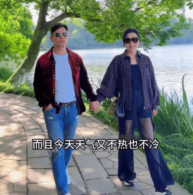 呂良偉攜妻子漫步西湖,全程緊牽手好恩愛,他69歲似50歲羨煞旁人