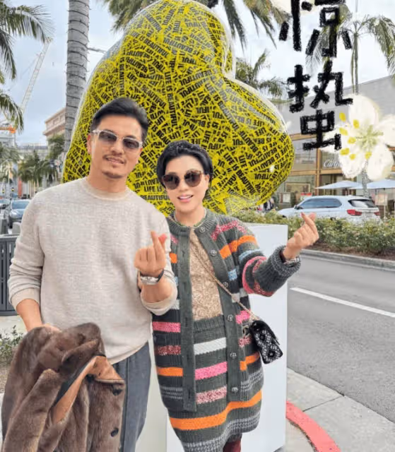 呂良偉攜妻子漫步西湖,全程緊牽手好恩愛,他69歲似50歲羨煞旁人