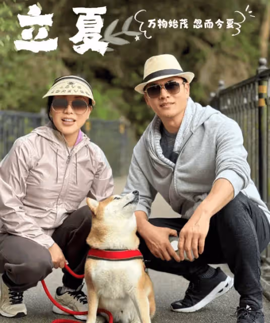 呂良偉攜妻子漫步西湖,全程緊牽手好恩愛,他69歲似50歲羨煞旁人