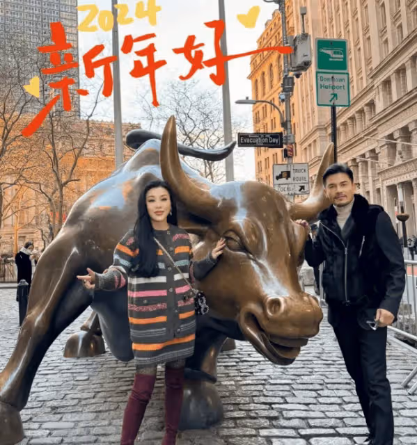 呂良偉攜妻子漫步西湖,全程緊牽手好恩愛,他69歲似50歲羨煞旁人