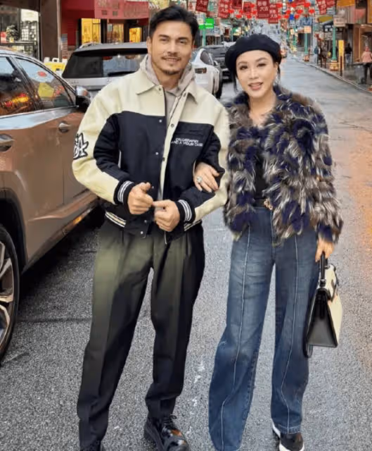 呂良偉攜妻子漫步西湖,全程緊牽手好恩愛,他69歲似50歲羨煞旁人