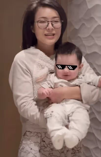 主持人陳辰曬家中帶娃，45歲素顏也好年輕，二胎兒子超可愛像媽媽