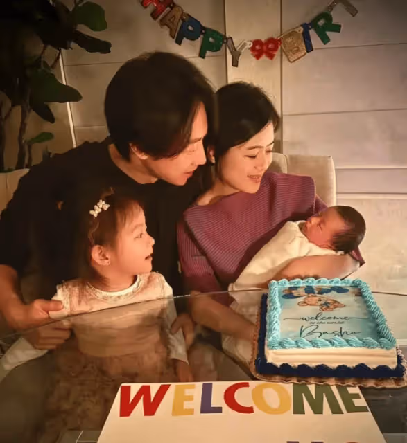 主持人陳辰曬家中帶娃，45歲素顏也好年輕，二胎兒子超可愛像媽媽