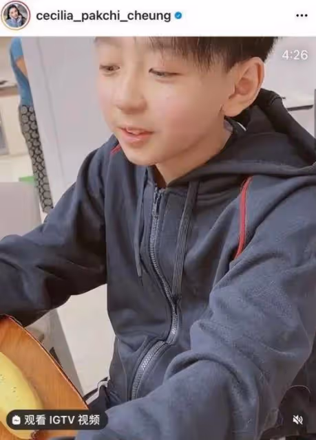 張柏芝跟二兒子視頻聊天，小公子罕見露臉，神似謝賢！