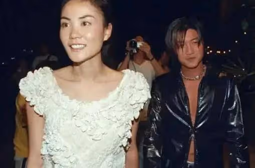 王菲不滿謝家待遇！公開場合發飆炮轟謝賢，豪門恩怨何時了