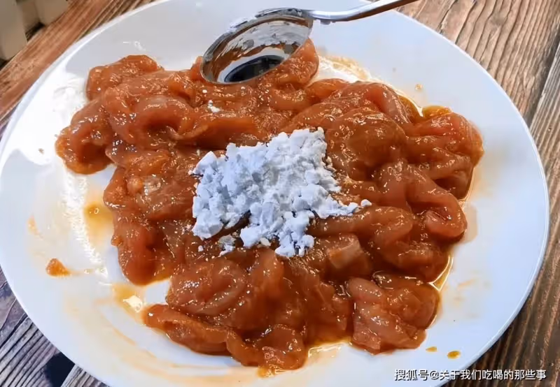 水煮肉片原來這麼簡單,學會這幾個技巧,肉片滑嫩鮮香,麻辣過癮