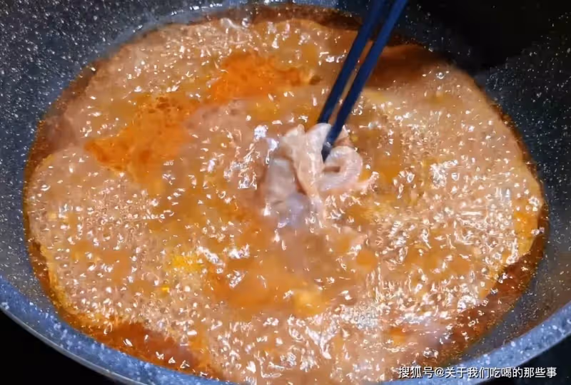 水煮肉片原來這麼簡單,學會這幾個技巧,肉片滑嫩鮮香,麻辣過癮