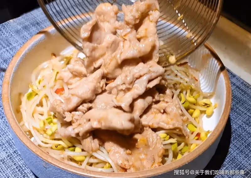 水煮肉片原來這麼簡單,學會這幾個技巧,肉片滑嫩鮮香,麻辣過癮