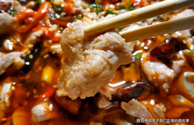 水煮肉片原來這麼簡單,學會這幾個技巧,肉片滑嫩鮮香,麻辣過癮